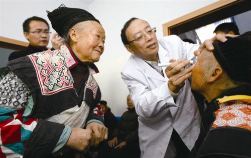 2009年12月21日，“明眸工程”正式啟動。溫州醫(yī)學(xué)院（現(xiàn)溫州醫(yī)科大學(xué)）附屬眼視光醫(yī)院王勤美教授在貴州省畢節(jié)地區(qū)中醫(yī)院內(nèi)，為當?shù)氐拿缱謇先俗鲅劭茩z查。